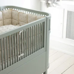 Baby & Jr. seng - mist green - FSC® Børn Tremmesenge