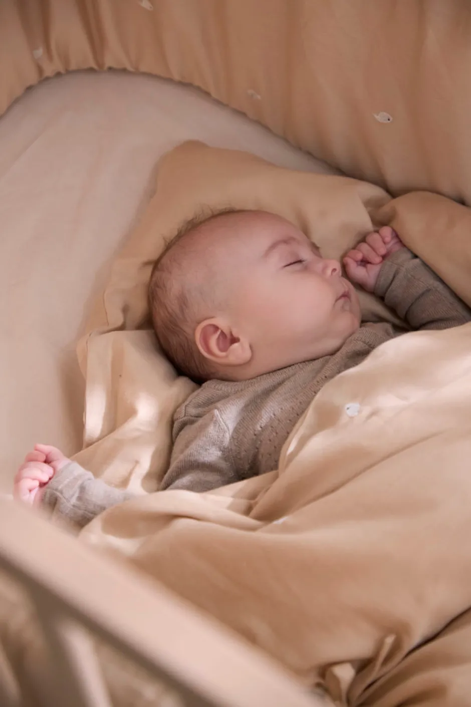 Online Baby sengetøj - Warm grey med broderet Christian hval Børn Sengetøj