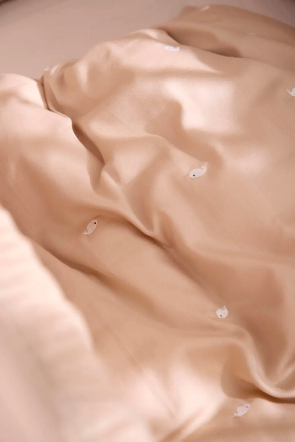 Online Baby sengetøj - Warm grey med broderet Christian hval Børn Sengetøj