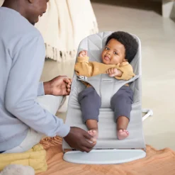 Sale Babysitter Bliss Vävd Bladmönstrad Quilt - Ljusgrå Børn Skråstole