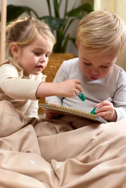 Online Junior sengetøj - Warm grey med broderet Christian hval Børn Sengetøj