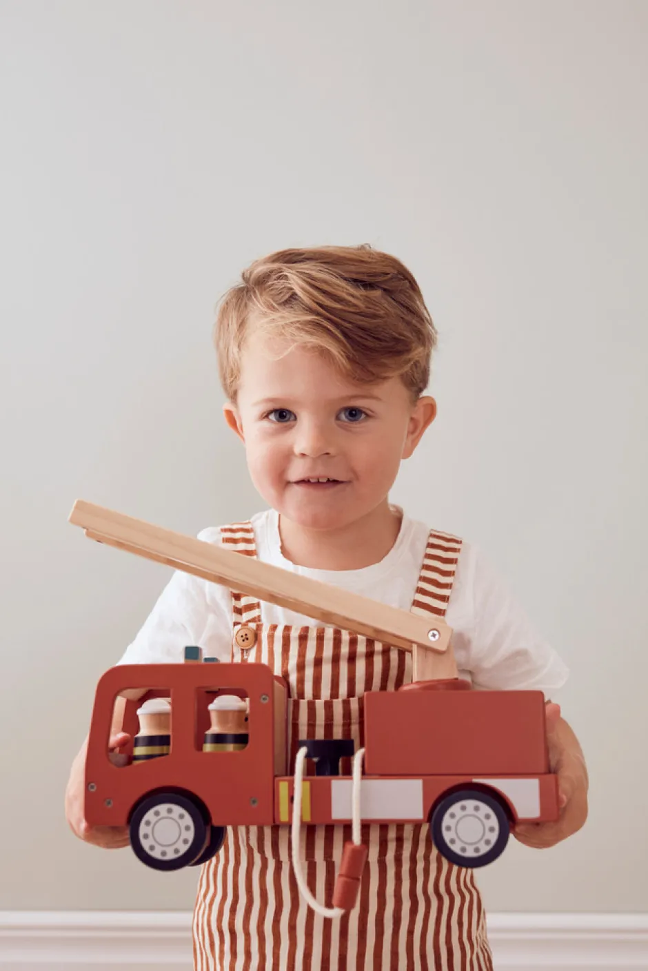 Online Rød Brandbil i træ med 3 brandmænd Legetøjsbiler