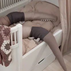 Best Sleepy Croc strikket pude - seabreeze beige Børn Pyntepuder