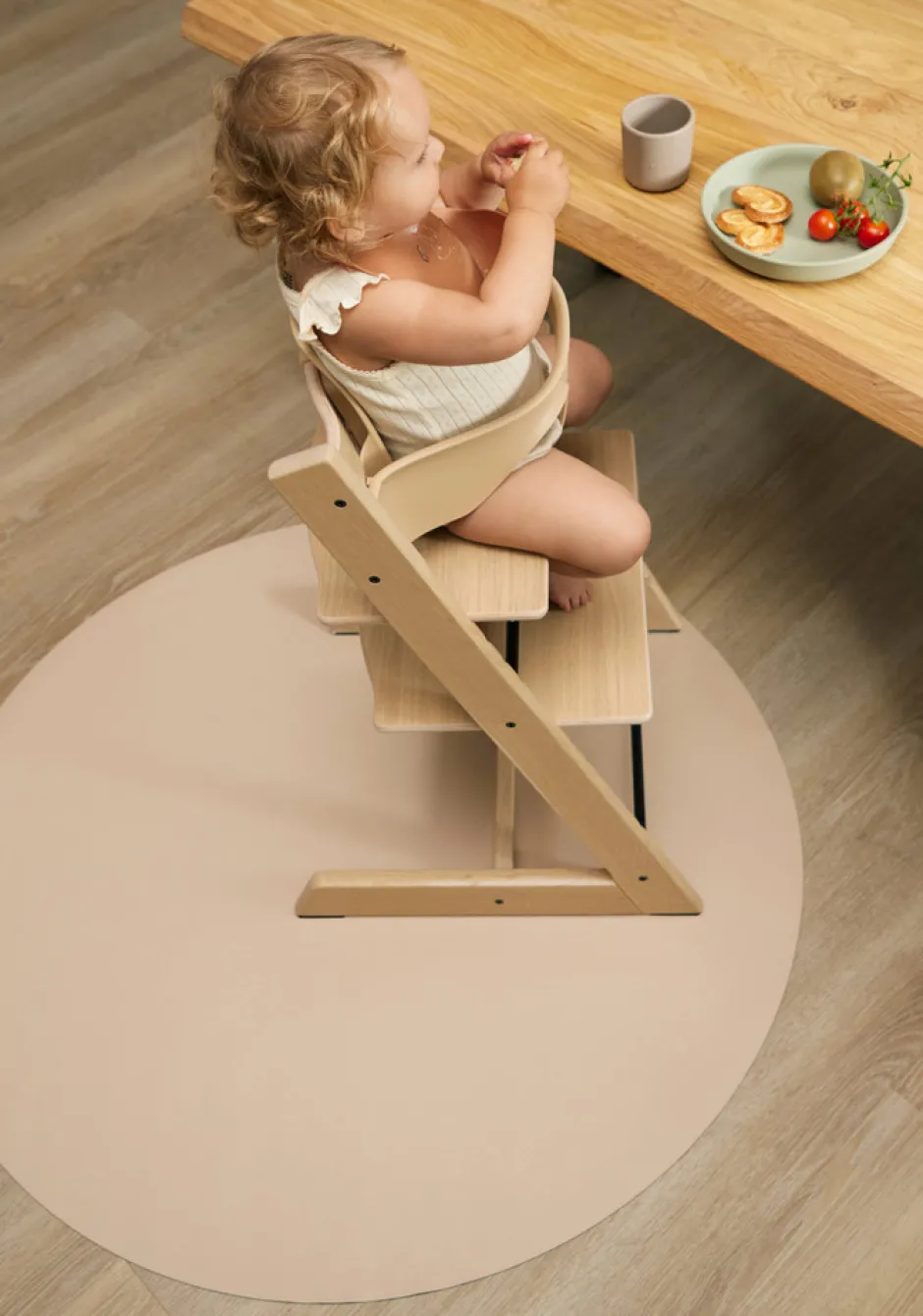 Hot Stoleunderlag i genanvendt PU-læder - warm grey Børn Tilbehør Til Højstole