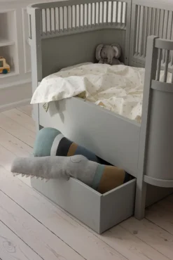 Outlet Strikket pude, Sleepy Croc, dusty blue mix Børn Pyntepuder