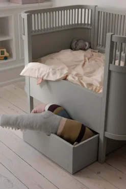 Best Strikket pude, Sleepy Croc, birchbark rose mix Børn Pyntepuder